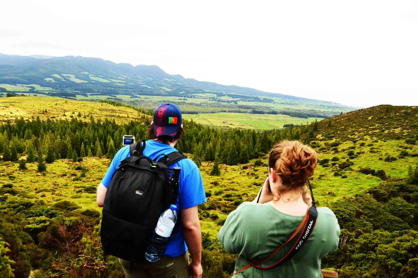 Caminhantes com guia num trilho da ilha Terceira